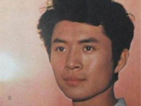 80年代当红明星，名气超四大天王，却因父亲退圈，今开宾利成这般