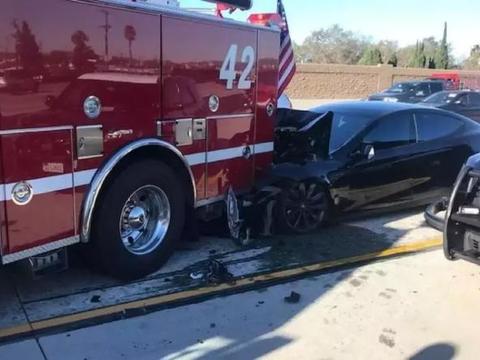 特斯拉Model S高速105km/h追尾消防车，“自动驾驶”救了一命！