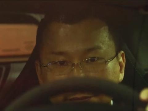 45岁大叔开千万超跑上班，他常常在副驾驶放一件东西