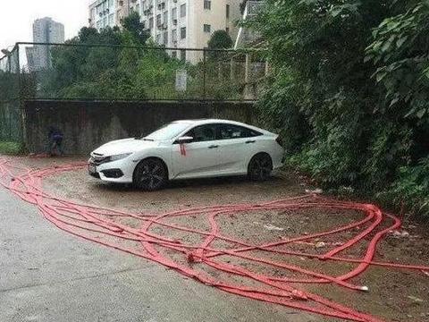 车主喜提新车放鞭炮庆祝，200块钱鞭炮让新车变旧车