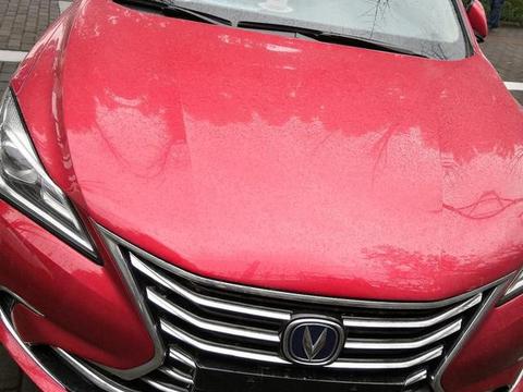 街头偶遇2018款换代长安逸动，轿跑风格，售7万还要啥捷达桑塔纳