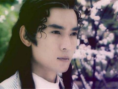 凭借《小李飞刀》一举成名，却遭前妻劈腿，今宝马X5，娶了旧爱