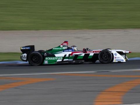 别问我为什么开奥迪，我想静静