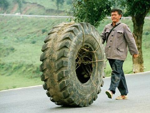 赵本山花500万的路虎才能算真路虎，顶配才300万，平时很难见到。