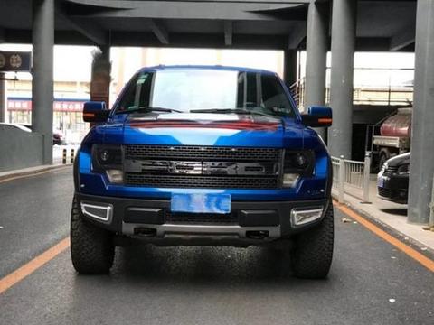 落地价90万，现在只需40万，车长5米8多，V8强劲引擎，霸气十足