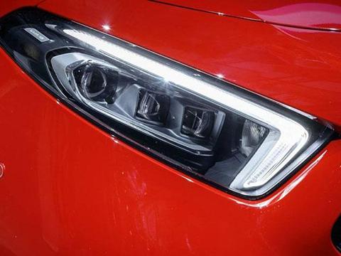 奔驰终于接地气了！比宝马奥迪漂亮，内饰两块液晶屏，不足20万。