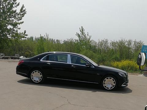 国内第一台迈巴赫S680，加价一百三十万，算下来比宾利还贵