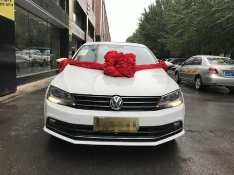 小伙14.1万买辆中配大众速腾，坦言相比朋友年前提的车省了很多