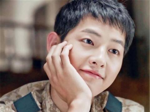 唯一一个进死亡率最高部队的艺人，今开300万路虎，娶了国民女神