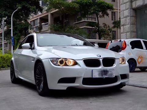 蓝天白云中的穿越者-宝马M3