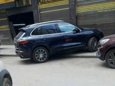 云南一辆80万保时捷卡宴，侧面被车管所喷字，车主称：很丢面子！