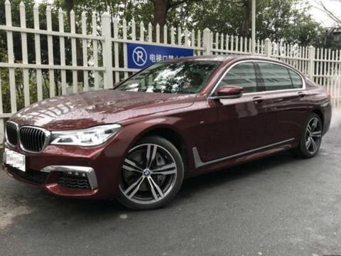 老板花179万买辆私人定制版宝马750，运回公司后员工纷纷前来围观