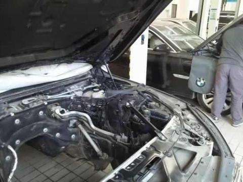 宝马4S店称发动机返厂, 却被车主在小修理厂找到