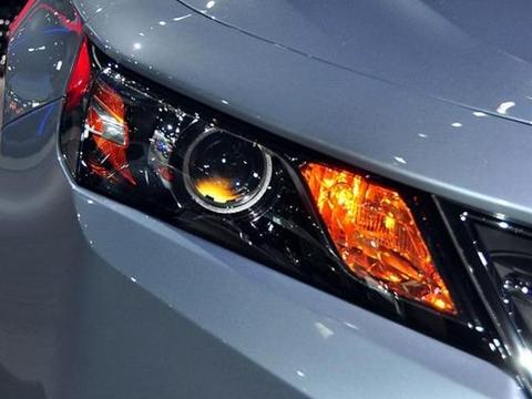 新车的运动感十分强烈，完全不输主流的大众迈腾和丰田凯美瑞