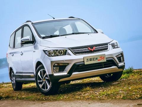 五菱汽车推出了宏光S的升级版车型——宏光S1