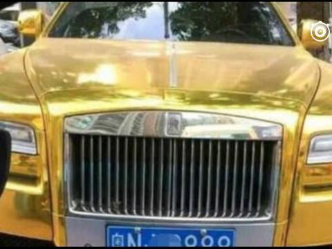 广东街头偶遇黄金版劳斯莱斯古斯特，光车钥匙就能买一辆五菱宏光