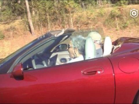 老太太开跑车，开250万越野车出行，80后别再说自己老了