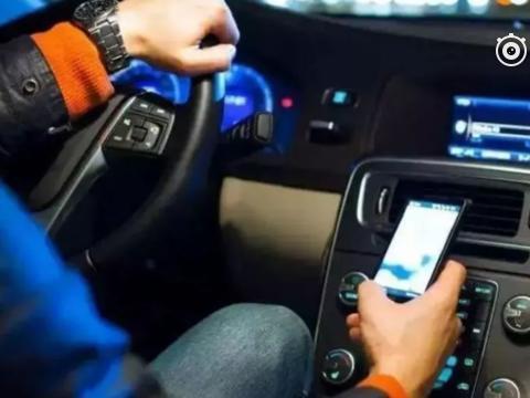 真的！在广东多个城市，红灯玩手机也会被罚！从今天起正式实行！