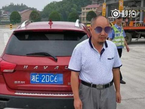 六旬大爷无证驾驶，自制“秘籍”让人哭笑不得