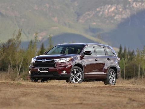 日系车真的不安全吗？看这辆汉兰达直接开进了土坑里，最后咋样了