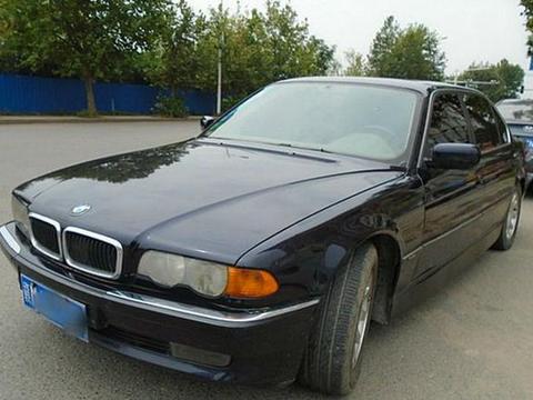 小伙花5万元买辆20年前的老宝马728，坦言买来代步和收藏很值得