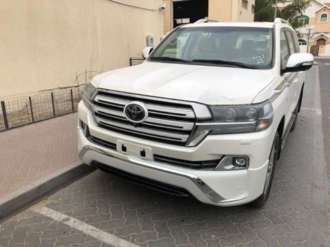 18款丰田酷路泽5700中东版车身极具力量感的外形设计