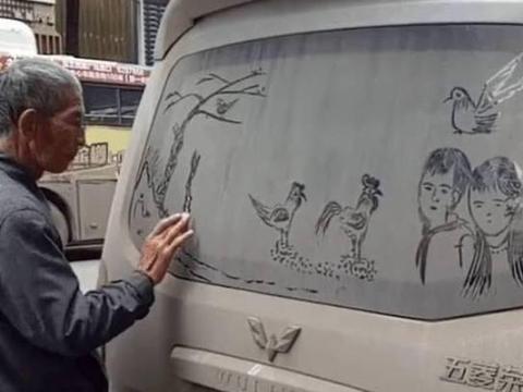 七旬大爷在五菱宏光神车上作画