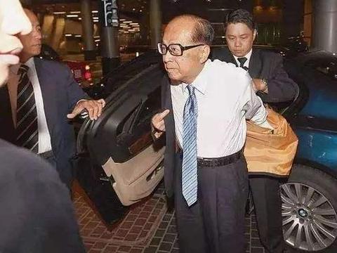 李嘉诚正式退休，他的宝马7系火了，网友：1700万确实够低调了