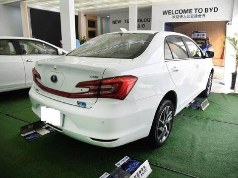 比亚迪秦来了，颜值不输奥迪，混合动力油耗1升，比卡罗拉厚道