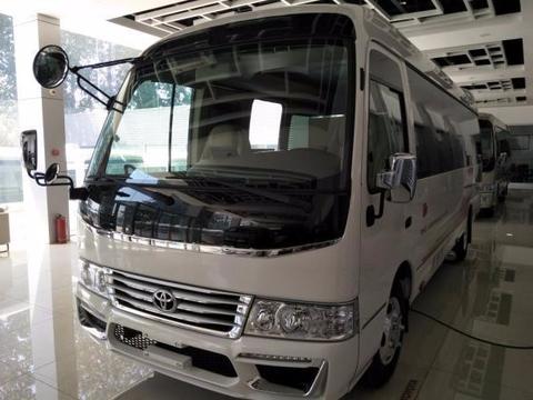 丰田考斯特14座价格 至尊版内饰舱隔断