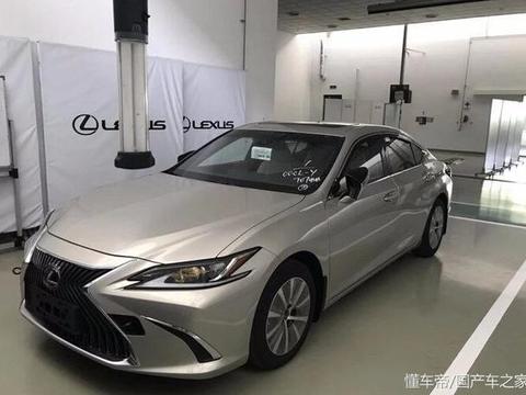 新雷克萨斯ES200实拍，实车内饰档次感不输老款，说丑的要打