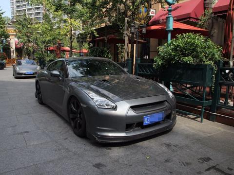 豪宅区不成文的规定，2.3T野马停街面，卡宴只能靠边