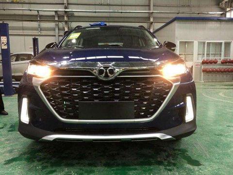 首台换代北汽绅宝到店，大嘴前脸唬人，内饰和奔驰就差一个车标