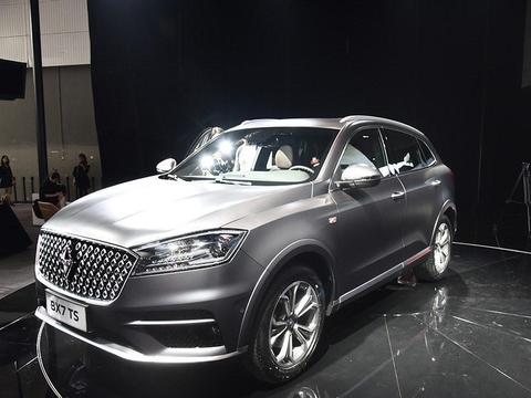 车重1.7吨, 轴距2.76米车长4.7米, 配6AT操控吊打昂科威!