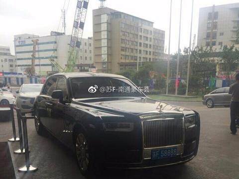 南通大饭店门口的劳斯莱斯全新幻影，秒杀全场的气势还真不是吹的