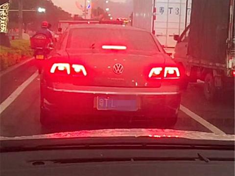 广东偶遇一辆“帕萨特”，看到车尾一串字符时，立马拉了手刹！