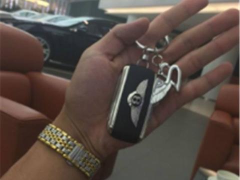 四川偶遇一辆宾利，看到车牌时，竟比88888还霸气！