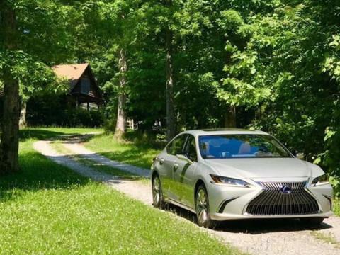 雷克萨斯ES售价公布，28.5万-47.4万，网友：这价格让人气得头疼