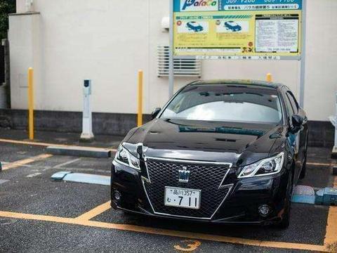 在日本看到本土皇冠, 再看国产一汽皇冠, 就明白为啥卖不出去了?