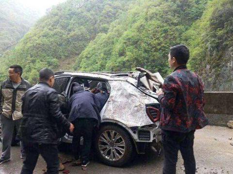 比哈弗H6结实，国产神车遭巨石压顶、泥石流，车主都毫发无损！