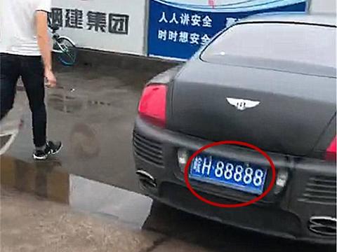 安徽偶遇一辆400万宾利，看到车牌时，才知车主多有钱！