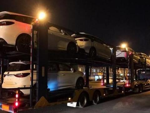 比亚迪新车刚到店就引来粉丝围观，帅气的外观会让你选择它吗？