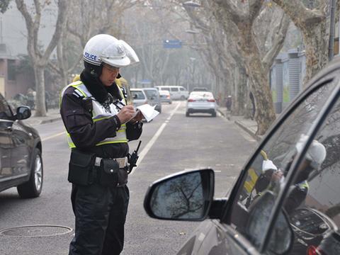 违停被贴条必须15天内去指定交警队处理吗?要