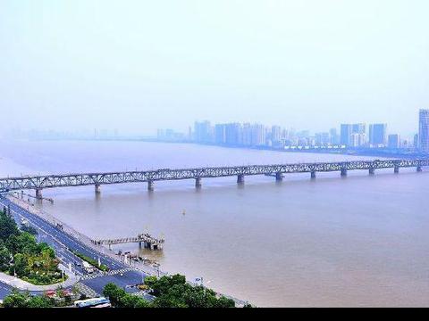 地月之间建桥可行吗 开车上月球需要多久