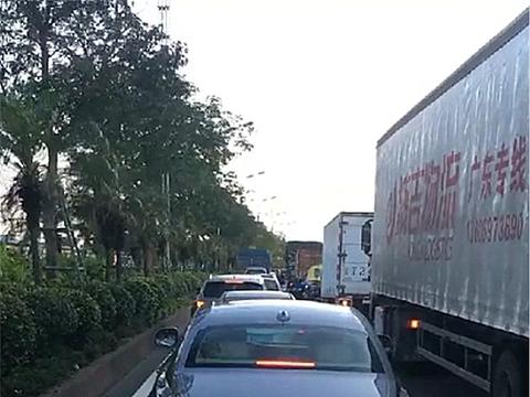 广东偶遇银色劳斯莱斯幻影，看到车牌那一刻，车主离了5米远！