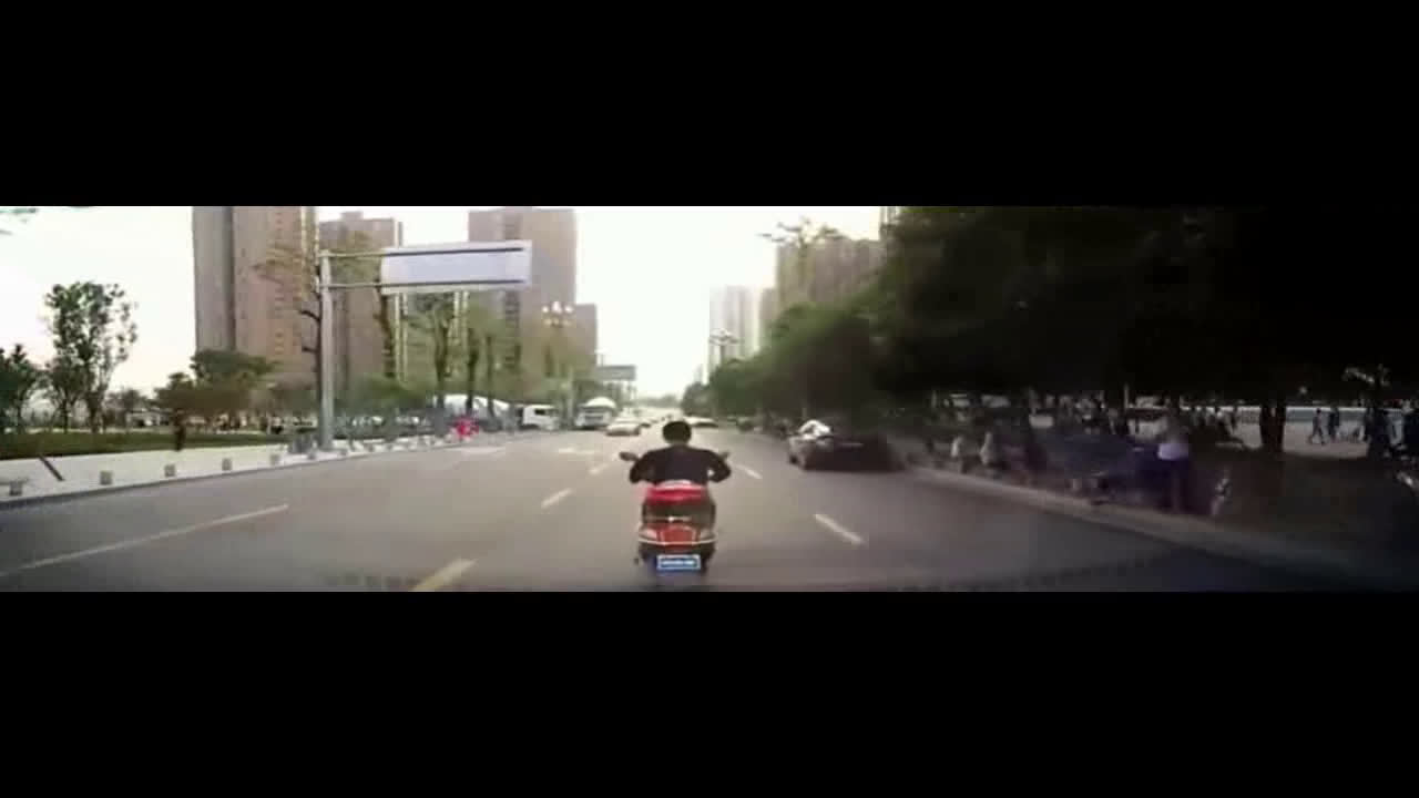 电动车龟速挡在轿车面前达3分钟，按喇叭提醒后却让人崩溃，记录仪  ​