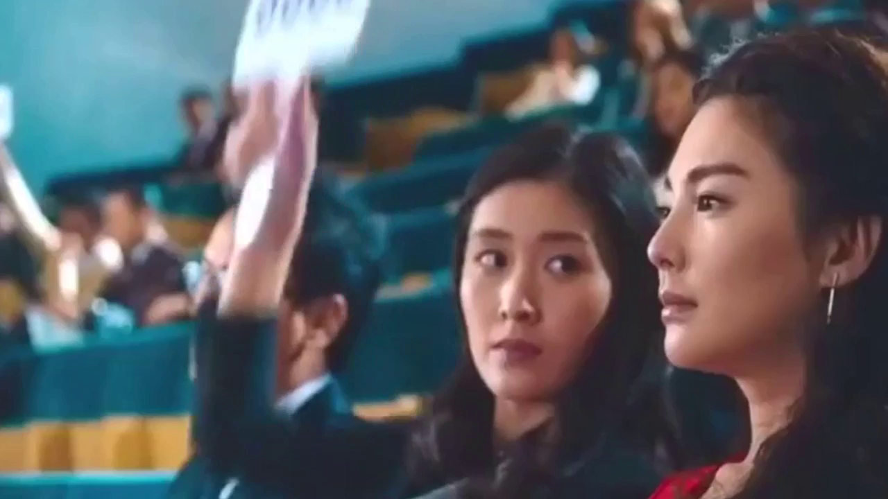 精彩，土豪们参加聚会美女老总开跑车漂移泊车
