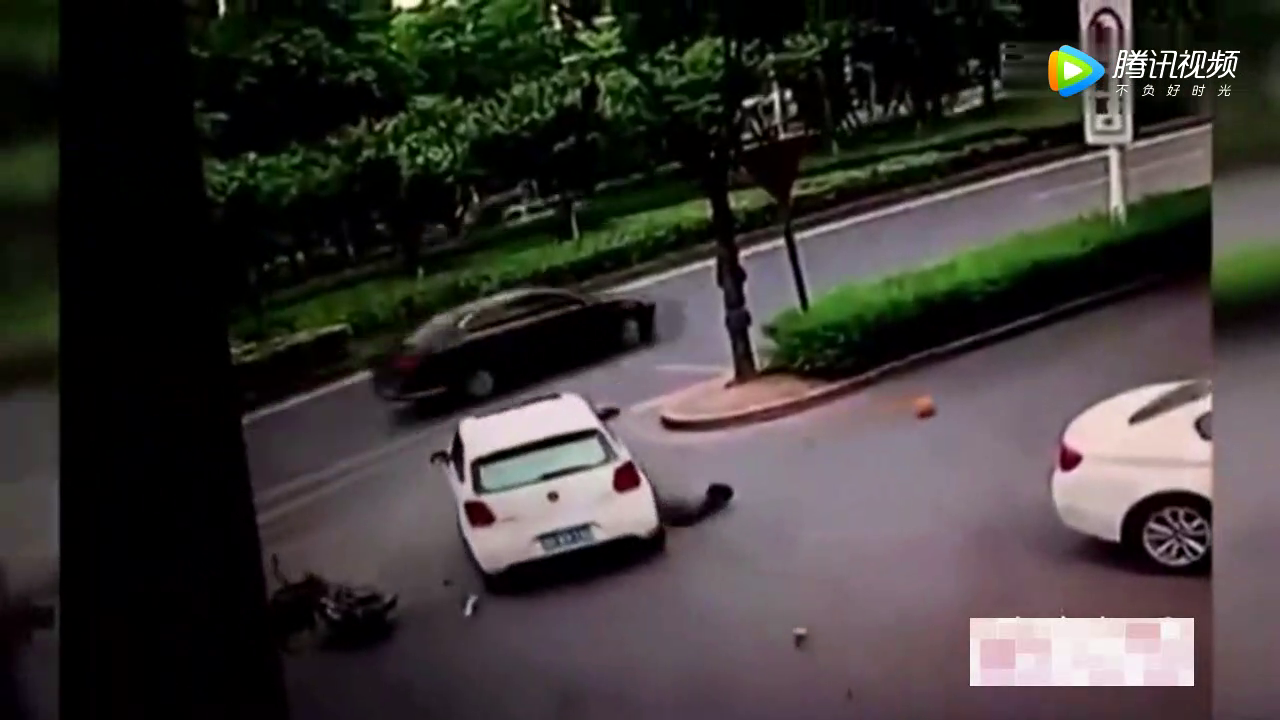 新手女司机撞倒电动车后，接下来一幕更是让人愤怒