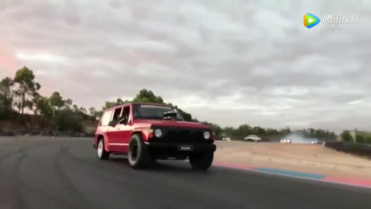 老外真会玩，大块头SUV一言不合就烧胎