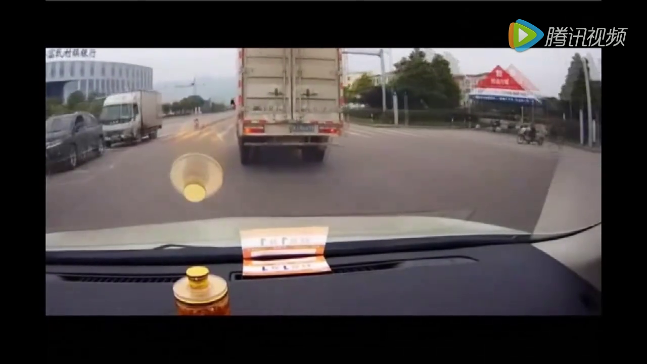 前面货车突然撞倒电动车，老司机避让躲过一劫